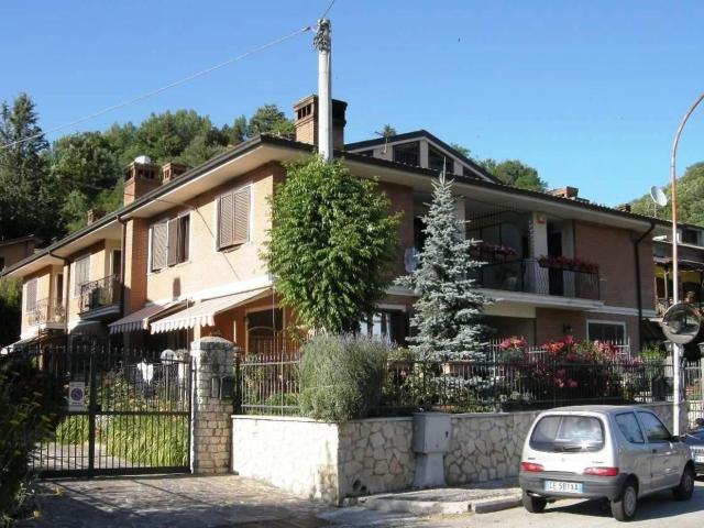 Villetta a schiera in vendita di 220 m² in Via dei Marsi