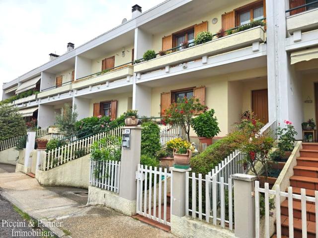 Villetta a schiera in vendita di 220 m² in Via della Filarmonica, 33