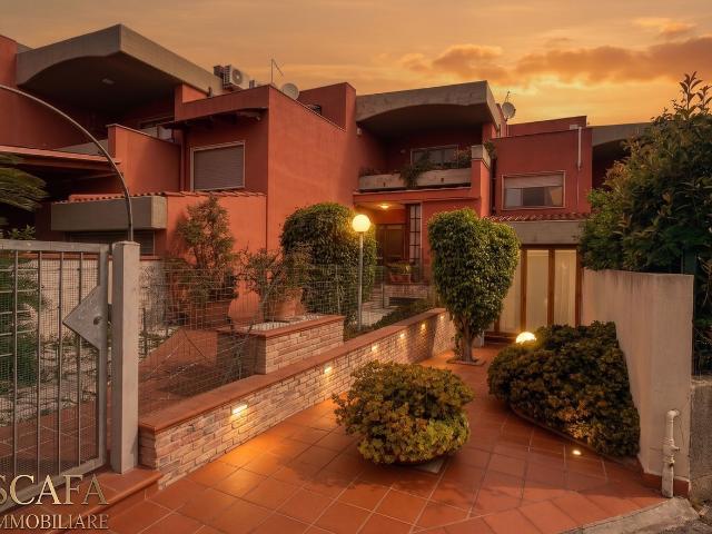 Villetta a schiera in vendita di 220 m² in Via Francesco Como, 2