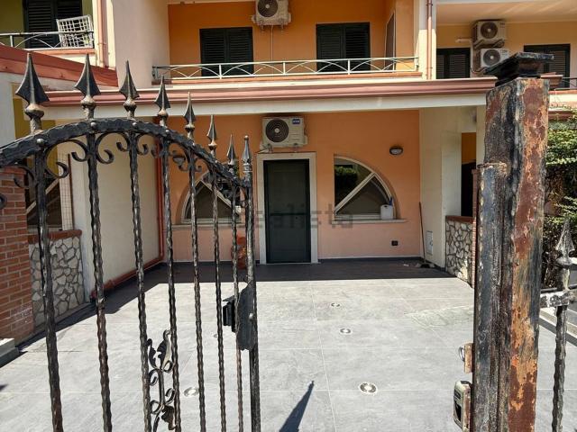 Villetta a schiera in vendita di 220 m² in Via Indonesia, 15