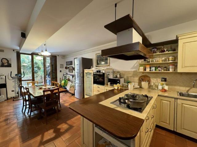 Villetta a schiera in vendita di 220 m² in Via Isola di Lero