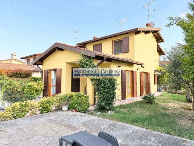 Villetta a schiera in vendita di 220 m² in Via Oreste Marini