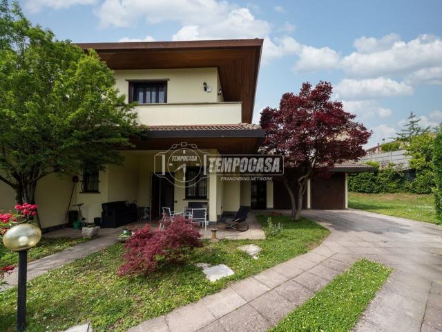 Villetta a schiera in vendita di 220 m² in Via Montello, 8
