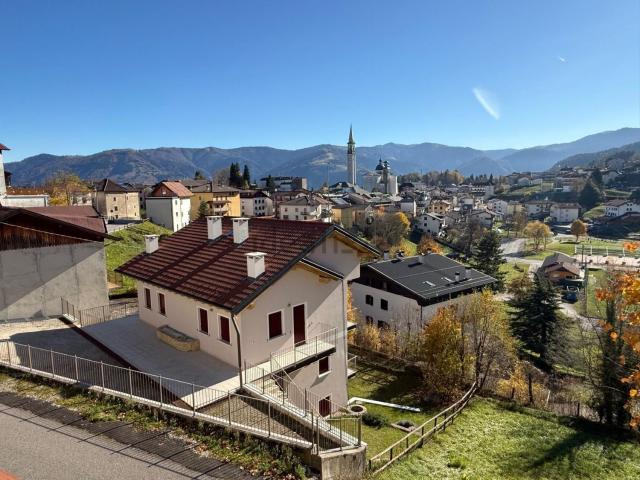 Villetta a schiera in vendita di 220 m² in Via Madonnina, 12