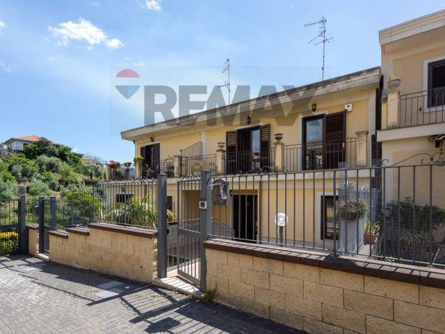 Villetta a schiera in vendita di 220 m² in Via Nazionale Guardia, 216