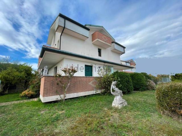 Villetta a schiera in vendita di 220 m² in Via Padre Emilio Venturini, 596