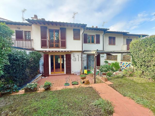 Villetta a schiera in vendita di 220 m² in Via Prachatice