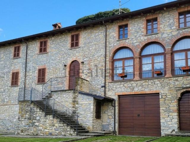 Villetta a schiera in vendita di 220 m² in Via Rallio, 107