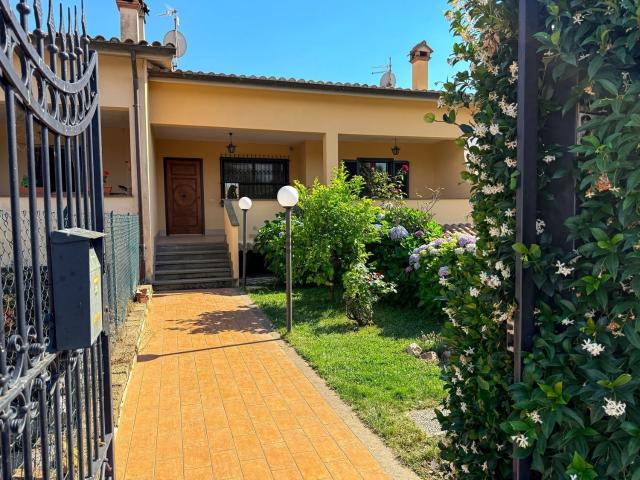 Villetta a schiera in vendita di 220 m² in Via Umberto Nobile