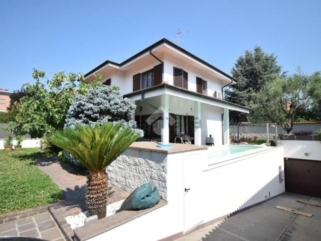 Villetta a schiera in vendita di 220 m² in Viale Lombardia, 365