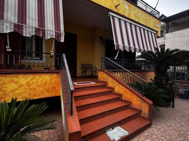 Villetta a schiera in vendita di 221 m² in Via Murelle