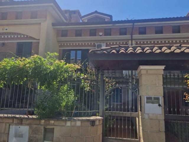 Villetta a schiera in vendita di 221 m² in Via Padre Pio di Pietrelcina, 21