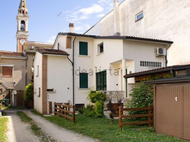 Villetta a schiera in vendita di 223 m² in Via G. Roi