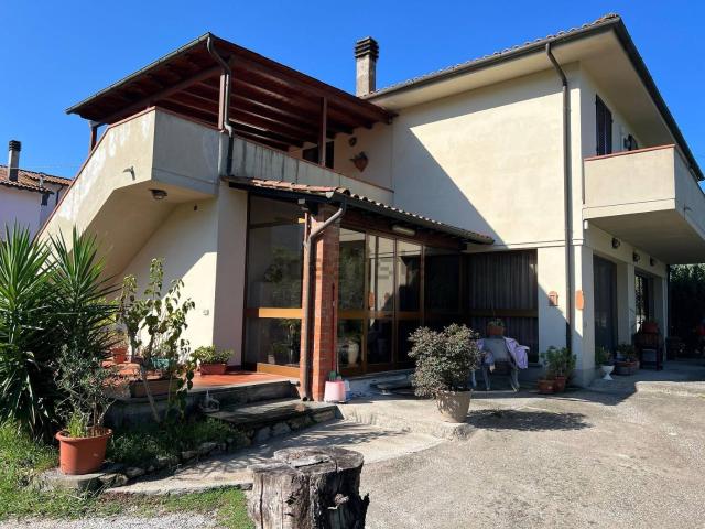 Villetta a schiera in vendita di 223 m² in Via F. Cialdini, 1