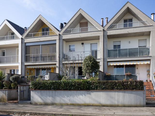 Villetta a schiera in vendita di 225 m² in Via Don Eugenio Medri, 216