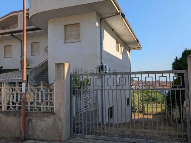 Villetta a schiera in vendita di 225 m² in Via Don Luigi Sturzo, 10
