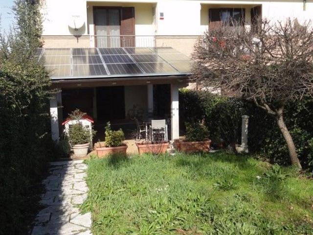 Villetta a schiera in vendita di 225 m² in Via Peschieta