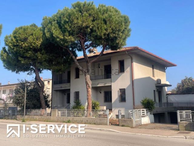 Villetta a schiera in vendita di 228 m² in Viale Cecchini, 41