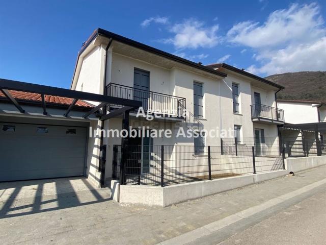 Villetta a schiera in vendita di 230 m² in Via Carlessi
