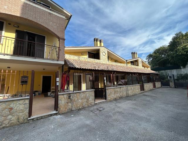 Villetta a schiera in vendita di 230 m² in Via Arsenio Arcangeli, 18