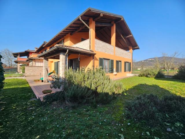 Villetta a schiera in vendita di 230 m² in Via Don L. Perosi, 73