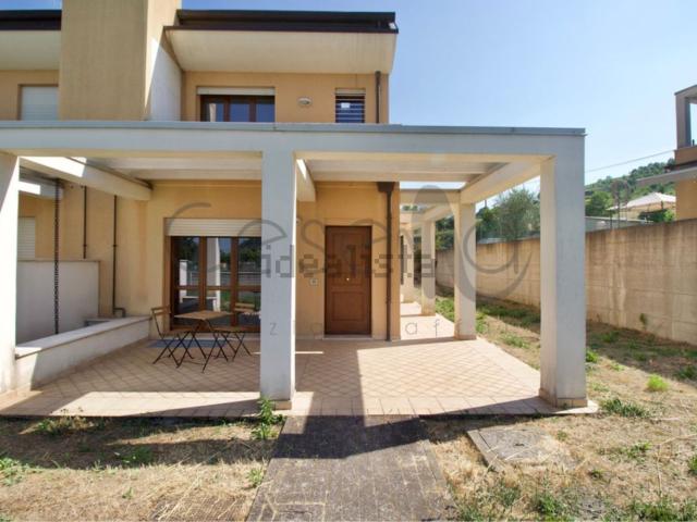 Villetta a schiera in vendita di 230 m² in Via Fiume di Borello