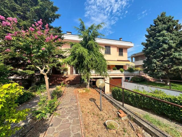 Villetta a schiera in vendita di 230 m² in Via R. Schippisi, 33