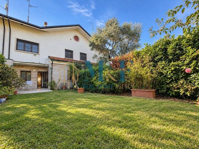 Villetta a schiera in vendita di 233 m² in Via A. Cristei, 59