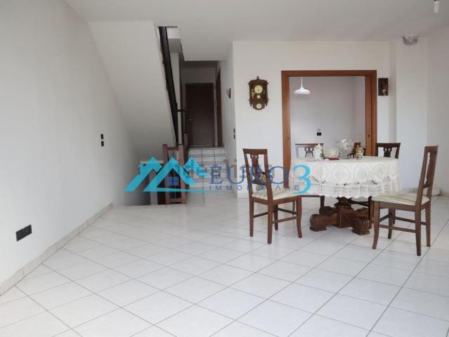Villetta a schiera in vendita di 235 m² in Via DEI LAURI