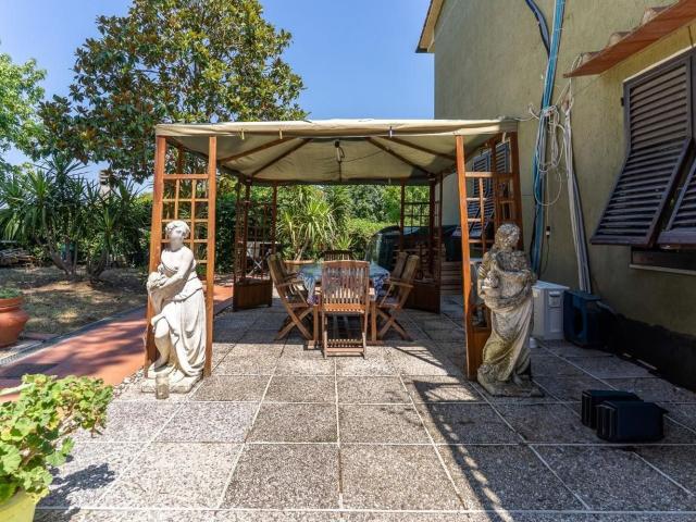 Villetta a schiera in vendita di 235 m² in Via Livornese, 575