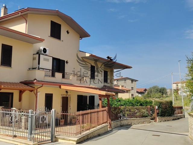 Villetta a schiera in vendita di 235 m² in Contrada Lago