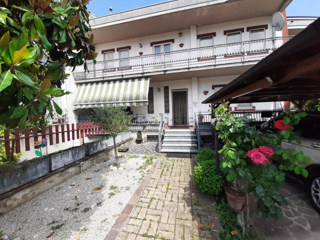 Villetta a schiera in vendita di 237 m² in Via Generale Antonio Gandin