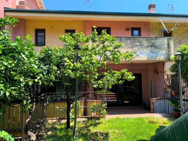 Villetta a schiera in vendita di 239 m² in Via Vampolieri, 10