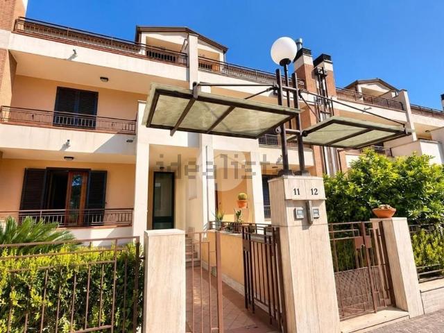 Villetta a schiera in vendita di 240 m² in Via Eugenio Perrotta, 111