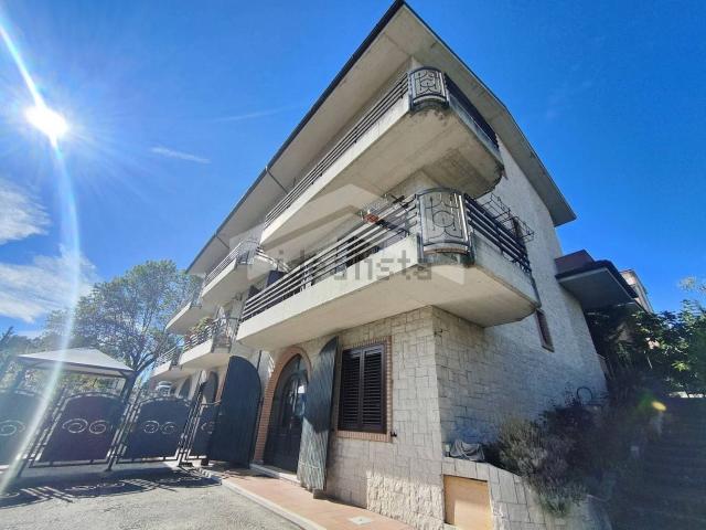 Villetta a schiera in vendita di 240 m² in Via Monsignor Vittorio Fusco, 2