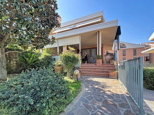Villetta a schiera in vendita di 240 m² in Via Paride Pascucci
