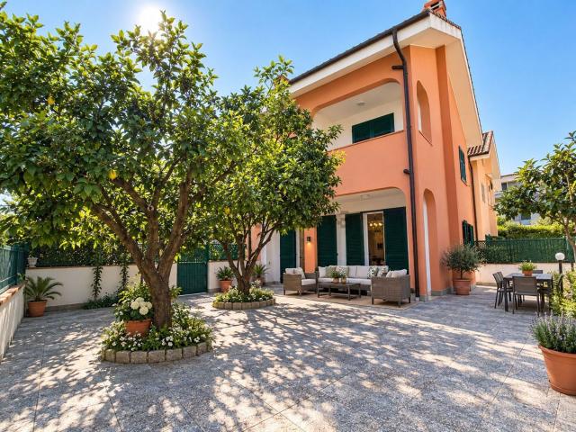 Villetta a schiera in vendita di 241 m² in Via Silvio Bonfante