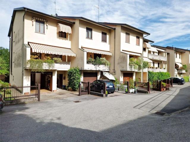 Villetta a schiera in vendita di 242 m² in Via delle Peschiere