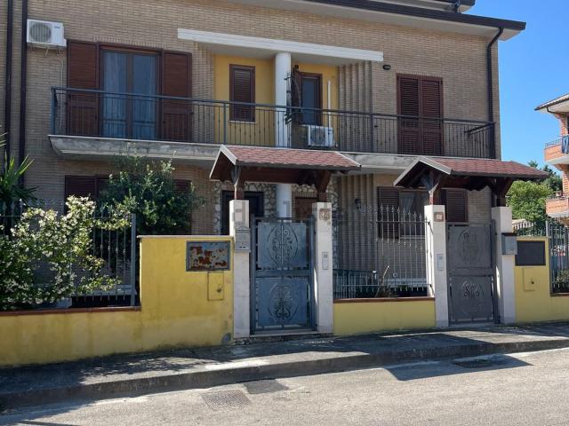 Villetta a schiera in vendita di 243 m² in Piazza San Giovanni Paolo II