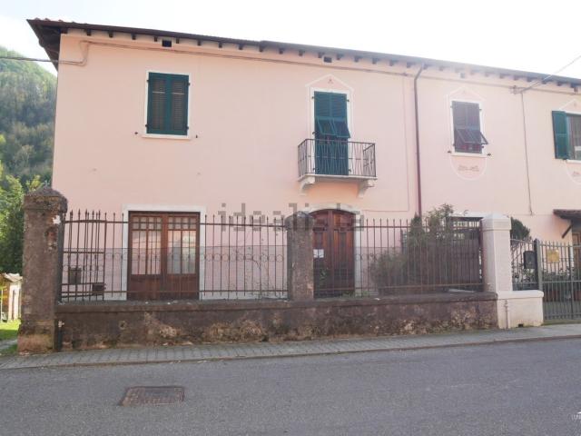 Villetta a schiera in vendita di 250 m² in Via Cesare Battisti Monzone, 57