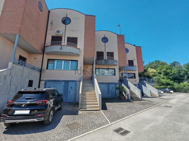 Villetta a schiera in vendita di 250 m² in Via dell&apos Esperanto
