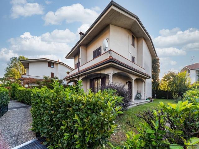 Villetta a schiera in vendita di 250 m² in Via Enrico De Nicola, 38
