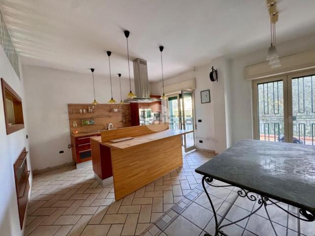 Villetta a schiera in vendita di 252 m² in Via Cesina, 35