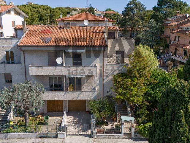 Villetta a schiera in vendita di 252 m² in Via Umbria, 15