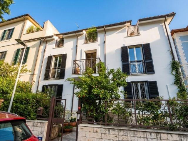 Villetta a schiera in vendita di 254 m² in Via Montegrappa