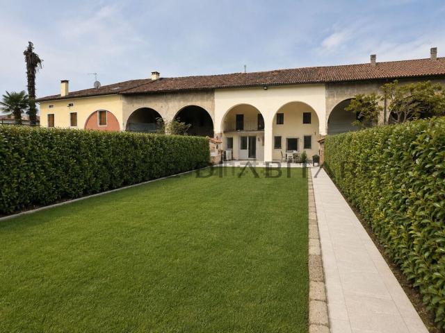 Villetta a schiera in vendita di 254 m² in Strada della Caveggiara, 54