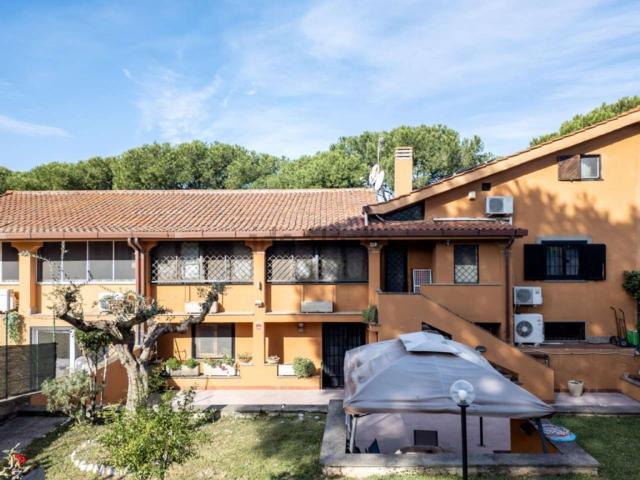 Villetta a schiera in vendita di 256 m² in Via Del fosso di Fioranello