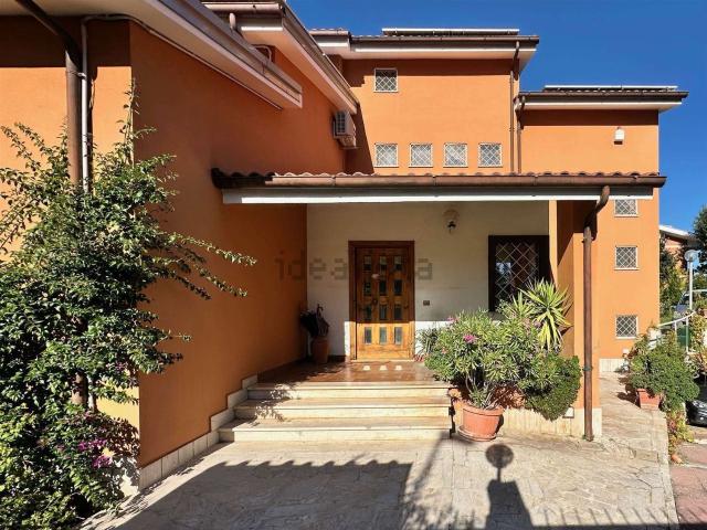 Villetta a schiera in vendita di 259 m² in Via Urbino