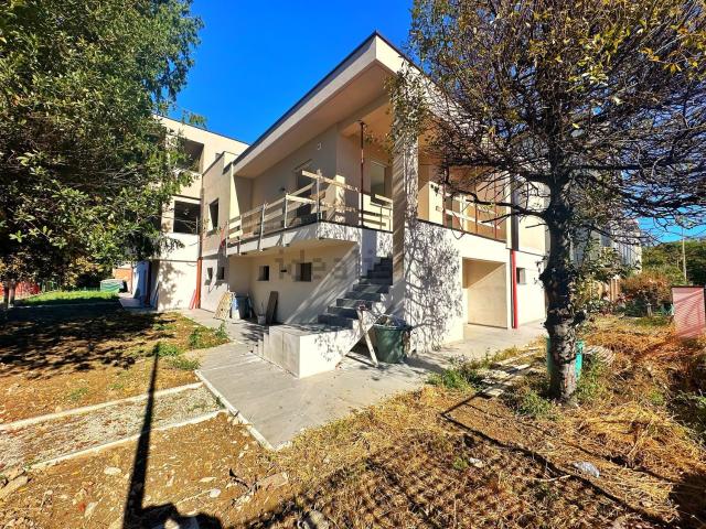 Villetta a schiera in vendita di 259 m² in Via Giardini Sud