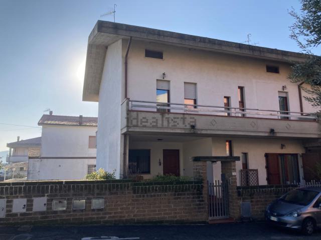 Villetta a schiera in vendita di 260 m² in Via Isonzo, 1